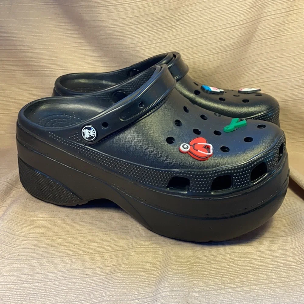 NWOT never worn platform mules w/4 nurse jibbitz